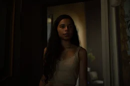 Zoe (Sara Giannelli) im Palazzo.