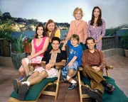 (2. Staffel) - Am Strand von Malibu (v. hinten l. nach vorne r.): Berta (Conchata Ferrell), Evelyn (Holland Taylor), Judith (Marin Hinkle), Rose (Melanie Lynskey), Charlie (Charlie Sheen), Jake (Angus T. Jones) und Alan (Jon Cryer) (2. Staffel) - Am Strand von Malibu (v. hinten l. nach vorne r.): Berta (Conchata Ferrell), Evelyn (Holland Taylor), Judith (Marin Hinkle), Rose (Melanie Lynskey), Charlie (Charlie Sheen), Jake (Angus T. Jones) und Alan (Jon Cryer)