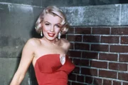 Marilyn Monroe posiert als extrem kurzsichtige Pola Debevoise.