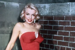 Marilyn Monroe posiert als extrem kurzsichtige Pola Debevoise.