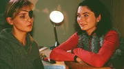 Mona (Anja Beatrice Kaul li.) erzählt Jule (Anke Rähm) davon, dass sie den Bauunternehmer Dieter Windisch auf Jutta angesetzt hat, um an einen Teil ihres Lottogewinn zu gelangen. Mona (Anja Beatrice Kaul li.) erzählt Jule (Anke Rähm) davon, dass sie den Bauunternehmer Dieter Windisch auf Jutta angesetzt hat, um an einen Teil ihres Lottogewinn zu gelangen.