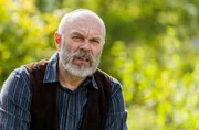 Erwin Iacob (Attila Georg Borlan) fühlt sich alleine gelassen. Erwin Iacob (Attila Georg Borlan) fühlt sich alleine gelassen.