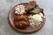 Estofado ist ein traditionelles Festessen aus Guatemala. Durch die Geheimzutaten Bier und Cola wird das Fleisch besonders zart … Estofado ist ein traditionelles Festessen aus Guatemala. Durch die Geheimzutaten Bier und Cola wird das Fleisch besonders zart …