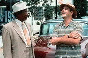 Daisys Sohn Boolie (Dan Aykroyd, re.) entscheidet, dass die &auml;ltere Dame nicht mehr selbst Auto fahren soll, und engagiert den ebenso betagten Hoke (Morgan Freeman, li.) als Chauffeur.