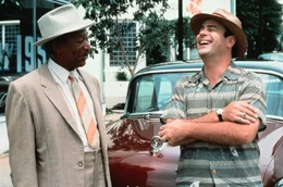 Daisys Sohn Boolie (Dan Aykroyd, re.) entscheidet, dass die &auml;ltere Dame nicht mehr selbst Auto fahren soll, und engagiert den ebenso betagten Hoke (Morgan Freeman, li.) als Chauffeur.