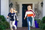 Anna-Kat Otto (Julia Butters, l.); Taylor Otto (Meg Donnelly, r.)