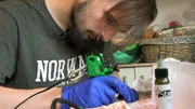 Jerrick arbeitet ebenfalls aktiv an seinen Zukunftspl&auml;nen. Der 20-J&auml;hrige w&uuml;rde gern mit seinem Hobby, dem T&auml;towieren, Geld verdienen.
