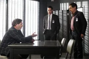 Hat Bruce Morrison (Ken Olin, l.) etwas mit dem Verschwinden seiner Töchter zu tun? Rossi (Joe Mantegna, r.) und Hotch (Thomas Gibson, M.) versuchen dies herauszufinden ... Hat Bruce Morrison (Ken Olin, l.) etwas mit dem Verschwinden seiner Töchter zu tun? Rossi (Joe Mantegna, r.) und Hotch (Thomas Gibson, M.) versuchen dies herauszufinden ...
