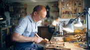 In seiner Werkstatt arbeitet G&uuml;nter H. Lobe an seinen Instrumenten.