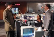 Ned Dorneget (Matt Jones, l.), Agent auf Probe, schleimt sich bei Gibbs ein, um Mitglied des Teams werden zu dürfen. Doch was halten Ziva (Cote de Pablo, M.) und DiNozzo (Michael Weatherly, r.) davon? Ned Dorneget (Matt Jones, l.), Agent auf Probe, schleimt sich bei Gibbs ein, um Mitglied des Teams werden zu dürfen. Doch was halten Ziva (Cote de Pablo, M.) und DiNozzo (Michael Weatherly, r.) davon?