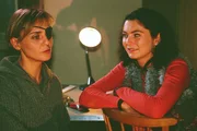 Mona (Anja Beatrice Kaul li.) erz&auml;hlt Jule (Anke R&auml;hm) davon, dass sie den Bauunternehmer Dieter Windisch auf Jutta angesetzt hat, um an einen Teil ihres Lottogewinn zu gelangen.