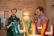 Charly (Nils Kreutinger, links) wirft Philipp (Philipp Schneider, KLD, rechts) vor, dass der nur seine Sicht auf ihre Kindheit sieht.