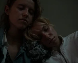 Malin (Katharina Stark, links) und Ka (Noemi Liv Nicolaisen) schlafen.