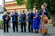 Reg&ouml;s Volksmusikgruppe vor dem Rathaus in K&ouml;szeg (Ungarn).
