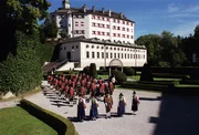Stadtkapelle Amras vor Schlo&szlig; Ambras.