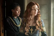 Lina de Cardonnes (Stephanie Levi-John, l.); Katharina von Aragon (Charlotte Hope, r.) Lina de Cardonnes (Stephanie Levi-John, l.); Katharina von Aragon (Charlotte Hope, r.)