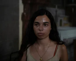 Zoe (Sara Giannelli).