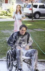 Bree (Marcia Cross, l.) kann den Gestank von Orson (Kyle MacLachlan, r.) nicht mehr ertragen, der sich weigert endlich mal wieder zu baden ...