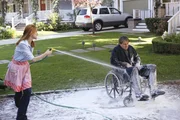 Da Orson (Kyle MacLachlan, r.) sich weigert, endlich mal wieder zu baden, obwohl er bereits stinkt, greift Bree (Marcia Cross, l.) zu drastischen Ma&szlig;nahmen ...