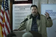 Kurt (Greg Grunberg) und der Rest der "M&auml;nnerrechtsgruppe" wird des Mordes an einem ber&uuml;hmten Sportchirurgen verd&auml;chtigt ...