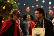 Wie jedes Jahr nimmt Ted (Josh Radnor, r.) an der Halloween Party teil, die immer auf dem Dach des Hauses stattfindet, in dem er wohnt. Da er dort vor vier Jahren ein hübsches Mädchen im Kürbiskostüm kennen gelernt, aber leider ihre Telefonnummer verloren hat, hofft er, sie jetzt wieder zu treffen. Barney (Neil Patrick Harris, l.) kann an einen solchen Zufall nicht glauben ... Wie jedes Jahr nimmt Ted (Josh Radnor, r.) an der Halloween Party teil, die immer auf dem Dach des Hauses stattfindet, in dem er wohnt. Da er dort vor vier Jahren ein hübsches Mädchen im Kürbiskostüm kennen gelernt, aber leider ihre Telefonnummer verloren hat, hofft er, sie jetzt wieder zu treffen. Barney (Neil Patrick Harris, l.) kann an einen solchen Zufall nicht glauben ...