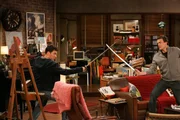 Zwischen Ted (Josh Radnor, l.) und Marshall (Jason Segel, r.) kommt es zu einem Schwertkampf, als sich Ted ungerecht behandelt f&uuml;hlt ...