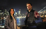 Nachdem er in London in Ungnade gefallen ist und eine Zeit in einer Reha-Klinik verbrachte, muss Meisterdetektiv Sherlock Holmes (Jonny Lee Miller, r.) ein neues Leben in Manhattan starten. Dort zwingt ihn sein wohlhabender Vater Seite an Seite mit Holmes schlimmsten Albtraum zu leben: der n&uuml;chternen "Aufpasserin" Dr. Joan Watson (Lucy Liu, l.) ...