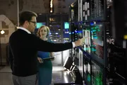 Gemeinsam mit Psychologin Marissa Morgan (Geneva Carr, r.) und seinem Team aus Kommunikationsexperten und Juristen berät Bull (Michael Weatherly, l.) seine Klienten bei Prozessen vor und außerhalb des Gerichts. Doch werden sie auch für Brandon Peters die richtige Verteidigungsstrategie finden? Gemeinsam mit Psychologin Marissa Morgan (Geneva Carr, r.) und seinem Team aus Kommunikationsexperten und Juristen berät Bull (Michael Weatherly, l.) seine Klienten bei Prozessen vor und außerhalb des Gerichts. Doch werden sie auch für Brandon Peters die richtige Verteidigungsstrategie finden?