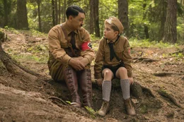 Adolf (Taika Waititi, l.); Jojo (Roman Griffin Davis, r.)