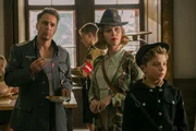 (v.l.n.r.) Hauptmann Klenzendorf (Sam Rockwell); Rosie (Scarlett Johansson); Jojo (Roman Griffin Davis)