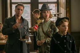 (v.l.n.r.) Hauptmann Klenzendorf (Sam Rockwell); Rosie (Scarlett Johansson); Jojo (Roman Griffin Davis)
