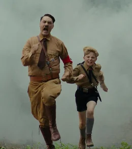Adolf (Taika Waititi, l.); Jojo (Roman Griffin Davis, r.)