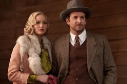 Boston: Als der Holzbaron George Pemberton (Bradley Cooper, r.) auf die attraktive Serena (Jennifer Lawrence, l.) trifft, ist es sofort um ihn geschehen. Bereits nach kurzer Zeit heiratet er sie und kehrt mit ihr auf seinen Grundbesitz in den W&auml;ldern North Carolinas zur&uuml;ck. Nicht ahnend, dass die junge Frau mit ihrer schlimmen Vergangenheit zu k&auml;mpfen hat ...