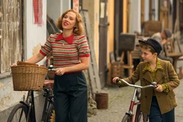 Rosie (Scarlett Johansson, l.); Jojo (Roman Griffin Davis, r.)