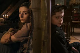 Elsa (Thomasin McKenzie, l.); Jojo (Roman Griffin Davis, r.)