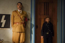 Adolf (Taika Waititi, l.); Jojo (Roman Griffin Davis, r.)
