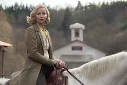 Schon bald erweist sich Serena (Jennifer Lawrence) ihrem Mann als ebenb&uuml;rtig: Sie kontrolliert die Arbeiter der Holzhandlung, verwaltet die Finanzen des Unternehmens und entwickelt neue und lukrative Gesch&auml;ftsstrategien ...