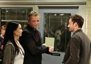 Hat einen neuen Fall f&uuml;r Sherlock Holmes (Jonny Lee Miller, r.) und Dr. Watson (Lucy Liu, l.): Captain Gregson (Aidan Quinn, M.) ...