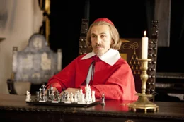 Der machthungrige Kardinal Richelieu (Christoph Waltz) tr&auml;umt davon, die gesamte Macht in Frankreich an sich rei&szlig;en. Er spinnt eine ausgekl&uuml;gelte Intrige, die auch vor einem Krieg nicht zur&uuml;ckschreckt ...
