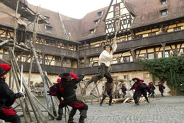 Der waghalsige D'Artagnan (Logan Lerman, M.) ist gerade erst in Paris angekommen, und schon legt er sich nicht nur mit den drei Musketieren, sondern auch mit die Truppen von Fiesling Rochefort an ...