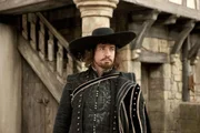 Nachdem sein letzter Coup, das Beschaffen von da Vincis Pl&auml;ne f&uuml;r ein Luftschiff, voll daneben ging, werden Musketier Athos (Matthew MacFadyen) und seine beiden Kollegen dazu degradiert, Strafzettel f&uuml;rs Falschparken von Pferden auszustellen. Bis ein Gr&uuml;nschnabel vom Land die drei herausfordert ...