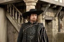 Nachdem sein letzter Coup, das Beschaffen von da Vincis Pl&auml;ne f&uuml;r ein Luftschiff, voll daneben ging, werden Musketier Athos (Matthew MacFadyen) und seine beiden Kollegen dazu degradiert, Strafzettel f&uuml;rs Falschparken von Pferden auszustellen. Bis ein Gr&uuml;nschnabel vom Land die drei herausfordert ...