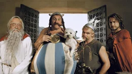 Asterix (Clovis Cornillac, 2. v. r.), Obelix (G&eacute;rard Depardieu, 2. v. l.) und Miraculix (Jean-Pierre Cassel, l.) reisen zu den Olympischen Spielen, um Romantix (St&eacute;phane Rousseau, r.) zu helfen, diese zu gewinnen. Gl&uuml;cklicherweise kann der verliebte Olympionike auf die Braukunst des Druiden z&auml;hlen ...