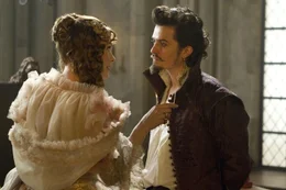 Unerm&uuml;dlich arbeitet die teuflische M'lady de Winter (Milla Jovovich, l.) daran, dass der Herzogvon Buckingham (Orlando Bloom, r.) Frankreich den Krieg erkl&auml;rt. Vorsichtshalber entwendet sie die Juwelen von K&ouml;nigin Anna und schiebt sie ihm unter, damit K&ouml;nig Louis glaubt, seine Frau habe eine Aff&auml;re mit dem Engl&auml;nder ...