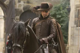 Rochefort (Mads Mikkelsen), der Anf&uuml;hrer der Truppen des Kardinals Richelieu, muss immer wieder erleben, dass die Musketiere ihm einen Schritt voraus sind, bis es ihm gelingt, D'Artagnans Freundin zu entf&uuml;hren ...