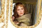 Gemeinsam mit Kardinal Richelieu versucht die bitterb&ouml;se M'lady de Winter (Milla Jovovich) alles, damit es zu einem Krieg zwischen England zu Frankreich kommt. Nat&uuml;rlich, um sich vom Sieger dann reichlich beschenken zu lassen ..