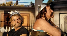 Zank zwischen Asterix (Clovis Conillac, l.) und Obelix (G&eacute;rard Depardieu, r.): Doch anl&auml;sslich der Olympischen Spiele m&uuml;ssen sie sich zusammenrei&szlig;en, denn ihr Freund Romantix braucht ihre Hilfe. Er muss gewinnen, um die Hand Prizenssin Irinas zu erhalten ...