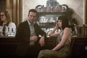 LaSalle (Lucas Black, l.) ermittelt undercover bei einem Pokerspiel und trifft dabei auf Amy Collins (Lucy Walters, r.) ...