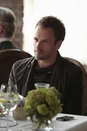 Nimmt sich dem Fall, eines offensichtlich an einer Heroin-&Uuml;berdosis gestorbenen Wall Street-Managers an: Sherlock Holmes (Jonny Lee Miller) ...