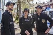 Brauchen einen Plan um Geiseln zu befreien: (v.l.n.r.) Sebastian Lund (Rob Kerkovich), Tammy Gregorio (Vanessa Ferlito) und Christopher LaSalle (Lucas Black) ... Brauchen einen Plan um Geiseln zu befreien: (v.l.n.r.) Sebastian Lund (Rob Kerkovich), Tammy Gregorio (Vanessa Ferlito) und Christopher LaSalle (Lucas Black) ...